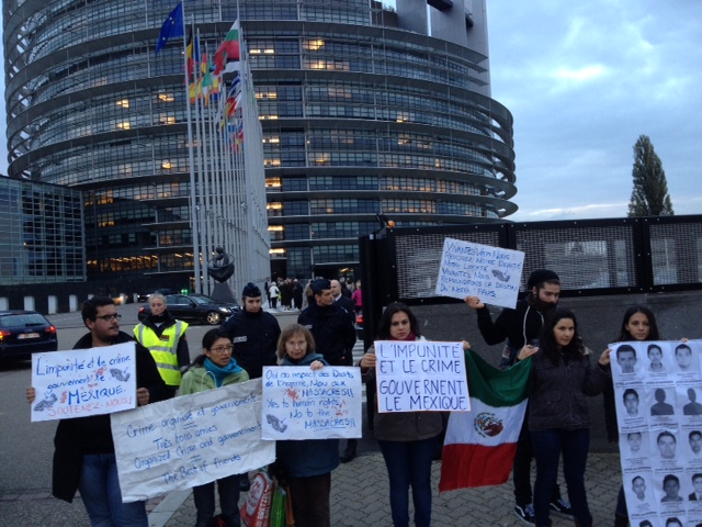 Manifestantes mexicanos afuera del Parlamento Europeo de Estrasburgo. Jueves 23 de octubre, alrededor de las 8:30 de la mañana. Foto: Marco Appel 