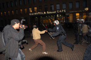 Pentikainen tomando fotografías durante la manifestación