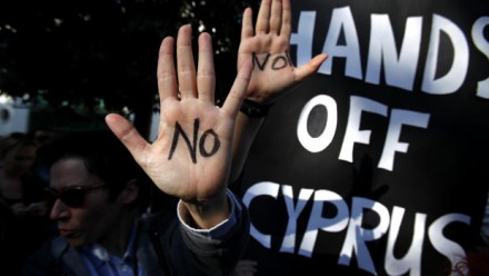 Protesta contra la intervención de la UE en Chipre