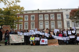 Protesta por la desaparición de los normalistas de Ayotzinapa frente a la embajada mexicana en Holanda